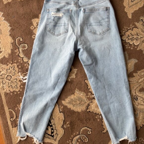 American Eagle Strigid Curvy Ripped Mom Jean - Picture 4 of 8